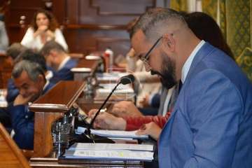 El periodista teldense Gaumet Florido leyó este jueves en el Pleno municipal el Manifiesto Institucional por el Día Internacional de las Mujeres (Foto TA y Francisco J. Santana)